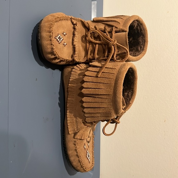 Women’s Manitobah Moccasins size 7 - Picture 2 of 7